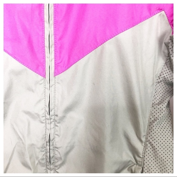 NIKE pink and gray hooded running jacket - Picture 6 of 11